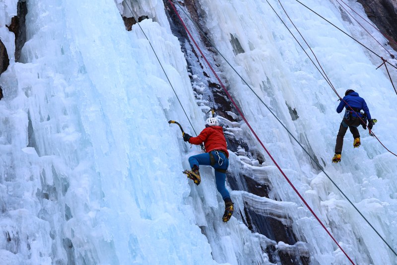 1일 경기 양주시 가래비 빙벽을 찾은 등반 동호인들이 빙벽을 오르고 있다. 2026.2.1/뉴스1 ⓒ News1 김도우 기자