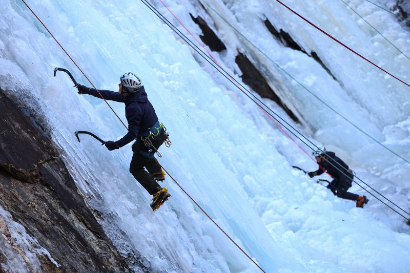 1일 경기 양주시 가래비 빙벽을 찾은 등반 동호인들이 빙벽을 오르고 있다. 2026.2.1/뉴스1 ⓒ News1 김도우 기자