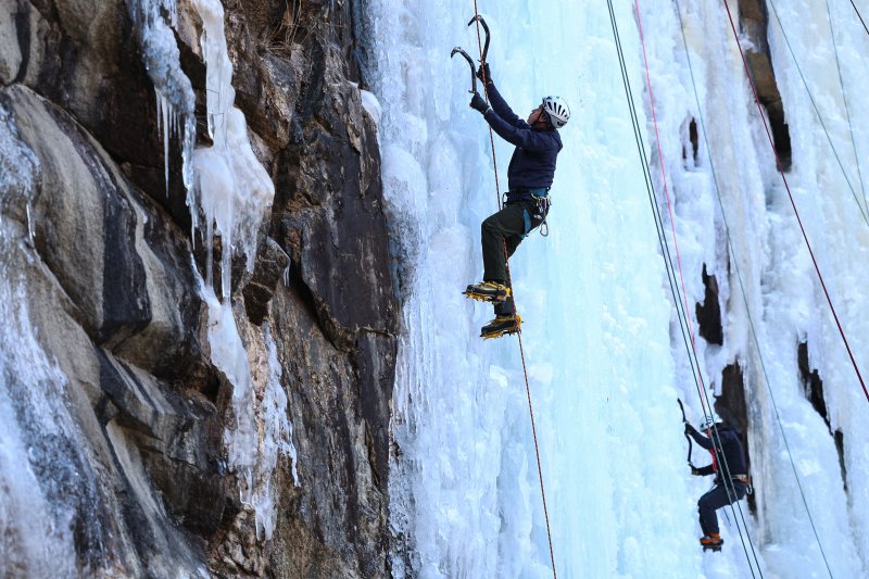 1일 경기 양주시 가래비 빙벽을 찾은 등반 동호인들이 빙벽을 오르고 있다. 2026.2.1/뉴스1 ⓒ News1 김도우 기자