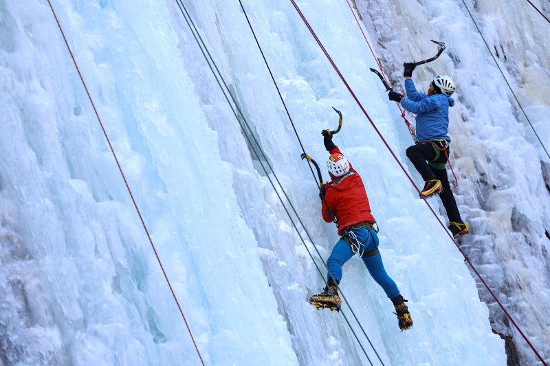 1일 경기 양주시 가래비 빙벽을 찾은 등반 동호인들이 빙벽을 오르고 있다. 2026.2.1/뉴스1 ⓒ News1 김도우 기자