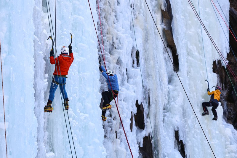 1일 경기 양주시 가래비 빙벽을 찾은 등반 동호인들이 빙벽을 오르고 있다. 2026.2.1/뉴스1 ⓒ News1 김도우 기자
