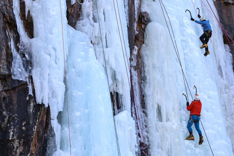1일 경기 양주시 가래비 빙벽을 찾은 등반 동호인들이 빙벽을 오르고 있다. 2026.2.1/뉴스1 ⓒ News1 김도우 기자