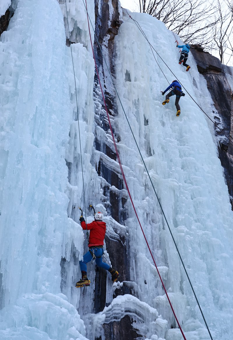 1일 경기 양주시 가래비 빙벽을 찾은 등반 동호인들이 빙벽을 오르고 있다. 2026.2.1/뉴스1 ⓒ News1 김도우 기자