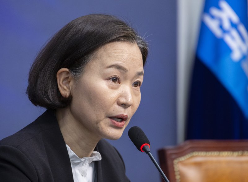 조국혁신당 사무총장인 이해민 의원이 1일 국회에서 가진 기자회견에서 더불어민주당의 합당 제안과 관련한 당의 입장과 원칙을 설명하고 있다. 이 사무총장은 회견에서 합당 제안 이후로 민주당 내에서 확산하고 있는 조국혁신당에 대한 가짜뉴스 생산 유포와 비방 중단을 요청했다. 연합뉴스