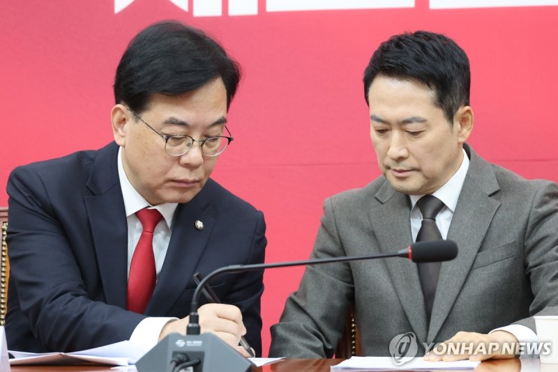 대화하는 장동혁 대표와 송언석 원내대표 (출처=연합뉴스)