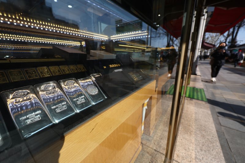 도널드 트럼프 미국 대통령이 케빈 워시 전 연방준비제도(Fed) 이사를 차기 연준 의장 후보로 지명하면서 국제 은 가격이 31%, 금 가격이 11% 폭락한 1일 오후 서울 시내 금은방에 골드바와 실버바 등이 진열돼 있다. 이날 국제 금값과 은값은 1980년 이후 최고 낙폭을 기록했다. 2026.2.1/뉴스1 ⓒ News1 김민지 기자