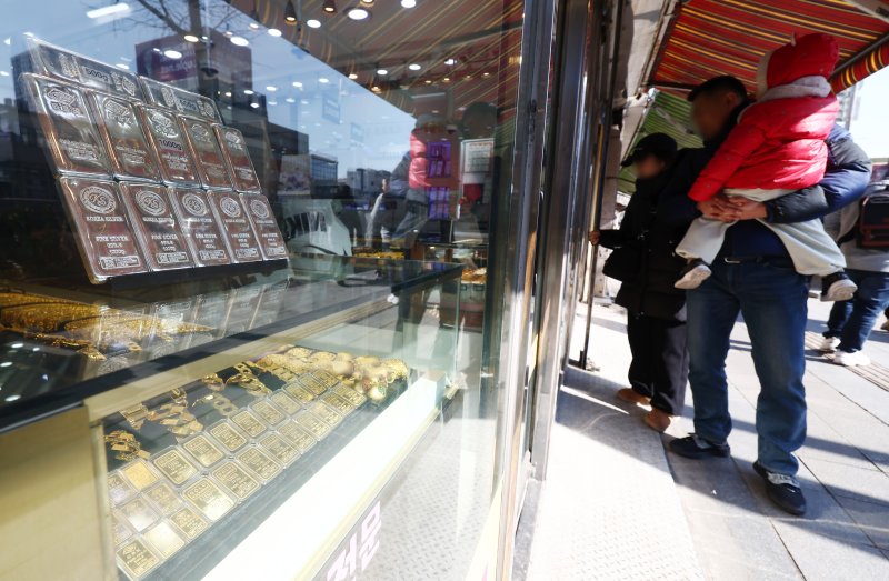 도널드 트럼프 미국 대통령이 케빈 워시 전 연방준비제도(Fed) 이사를 차기 연준 의장 후보로 지명하면서 국제 은 가격이 31%, 금 가격이 11% 폭락한 1일 오후 서울 시내 금은방에 골드바와 실버바 등이 진열돼 있다. 이날 국제 금값과 은값은 1980년 이후 최고 낙폭을 기록했다. 2026.2.1/뉴스1 ⓒ News1 김민지 기자