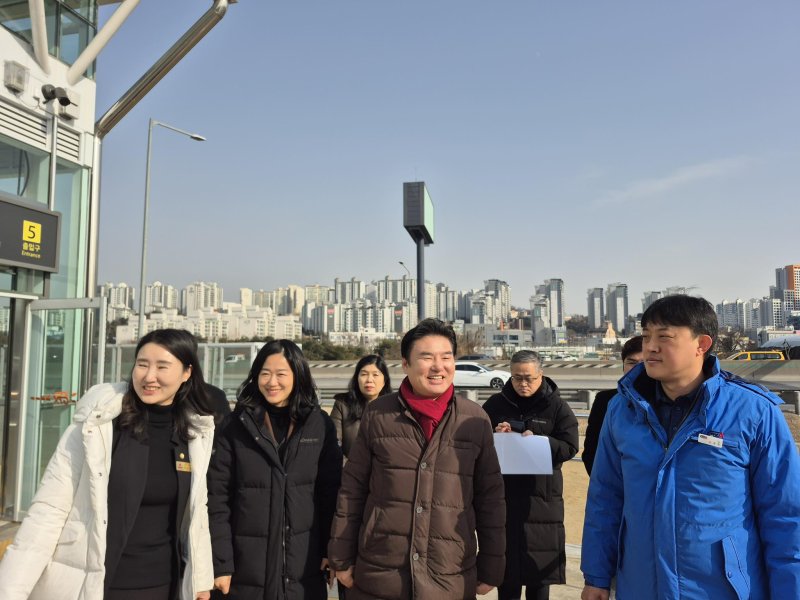 [평택=뉴시스] 원유철 상임고문이 용인시 처인구 주변을 둘러보고 있는 모습(사진=원유철 상임고문 제공)2026.02.01.photo@newsis.com