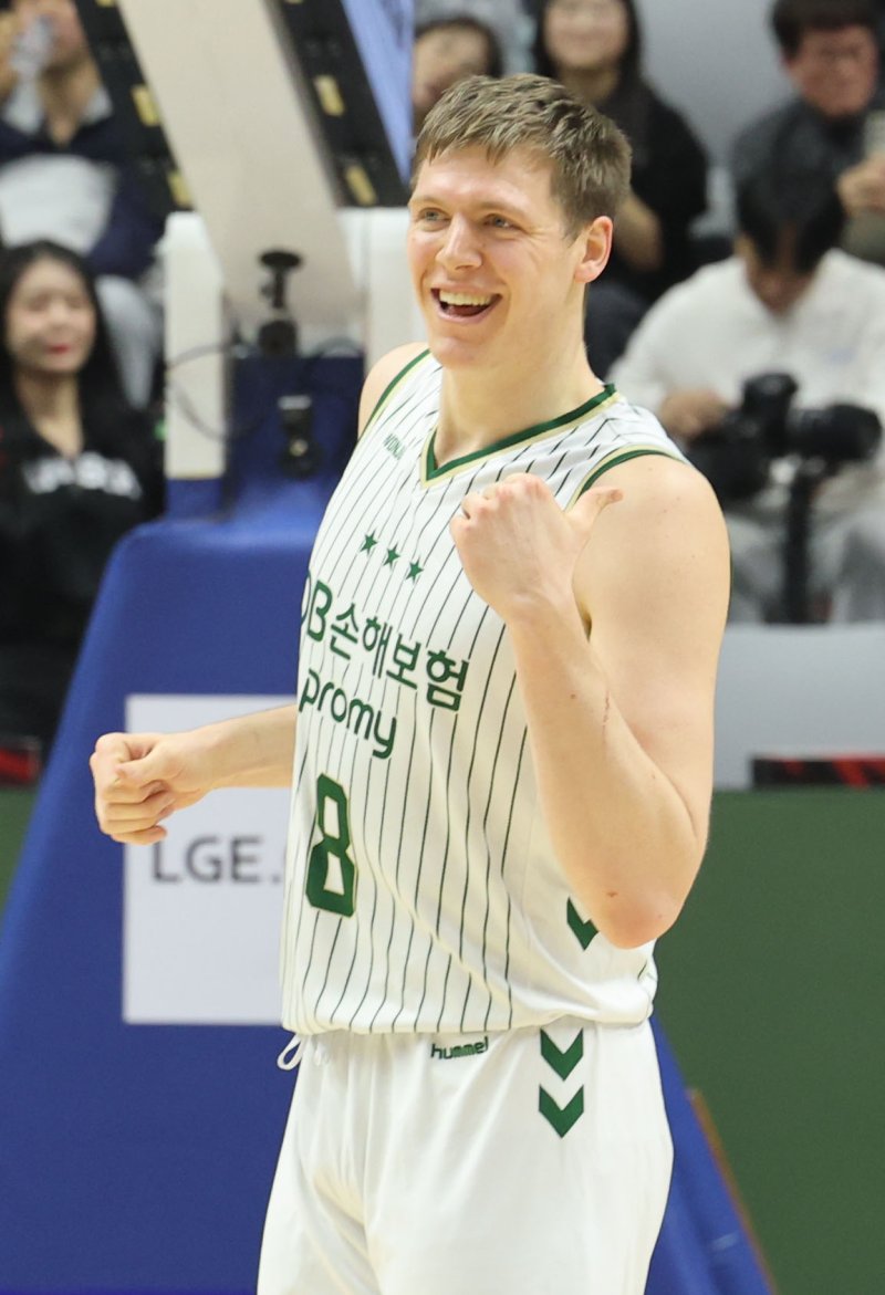 1일 오후 경기 수원KT소닉붐아레나에서 열린 2025-2026 LG전자 프로농구 수원 KT와 원주 DB의 경기에서 DB 헨리 엘런슨이 득점 후 세리머니를 하고 있다. 2026.2.1/뉴스1 ⓒ News1 이광호 기자