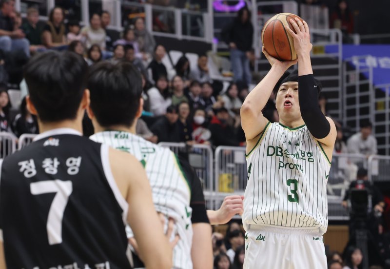 1일 오후 경기 수원KT소닉붐아레나에서 열린 2025-2026 LG전자 프로농구 수원 KT와 원주 DB의 경기에서 DB 이정현이 슛을 시도하고 있다. 2026.2.1/뉴스1 ⓒ News1 이광호 기자