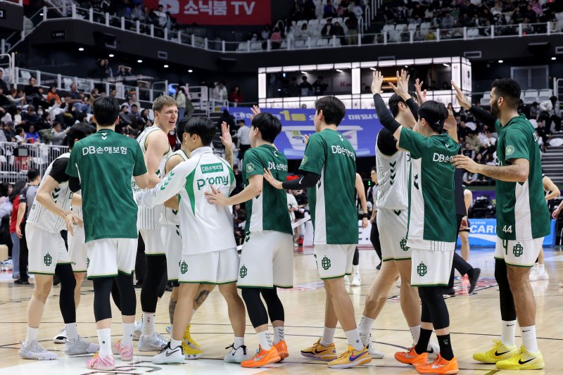 1일 오후 경기 수원KT소닉붐아레나에서 열린 2025-2026 LG전자 프로농구 수원 KT와 원주 DB의 경기에서 96대 89로 승리한 DB선수들이 기쁨을 나누고 있다. 2026.2.1/뉴스1 ⓒ News1 이광호 기자