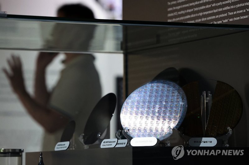 과천과학관에 전시된 반도체 웨이퍼 (출처=연합뉴스)
