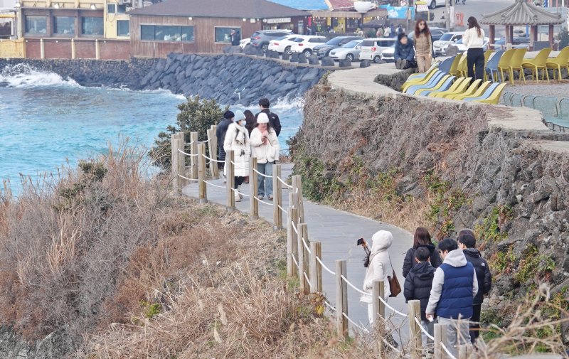 [제주=뉴시스] 오영재 기자 = 맑은 날씨를 보인 1일 오후 제주시 애월읍 한담해안산책로에 주민과 관광객들이 발길이 이어지고 있다. 2026.02.01. oyj4343@newsis.com