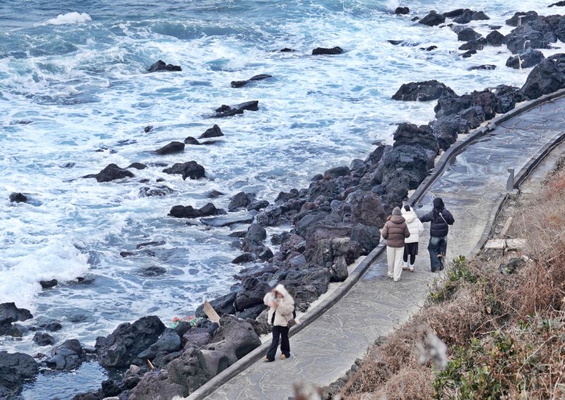 [제주=뉴시스] 오영재 기자 = 7도 안팎의 맑은 날씨를 보인 1일 오후 제주시 애월읍 한담해안산책로에서 주민과 관광객들이 걷고 있다. 2026.02.01. oyj4343@newsis.com