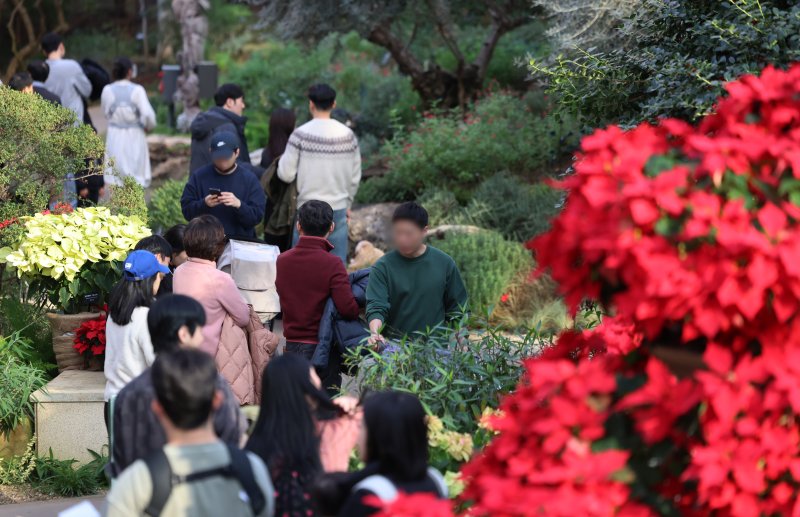 [서울=뉴시스] 조성우 기자 = 서울 낮 기온이 영상으로 회복한 1일 오후 서울 강서구 서울식물원에서 가벼운 옷차림의 시민들이 온실을 둘러보고 있다. 2026.02.01. xconfind@newsis.com