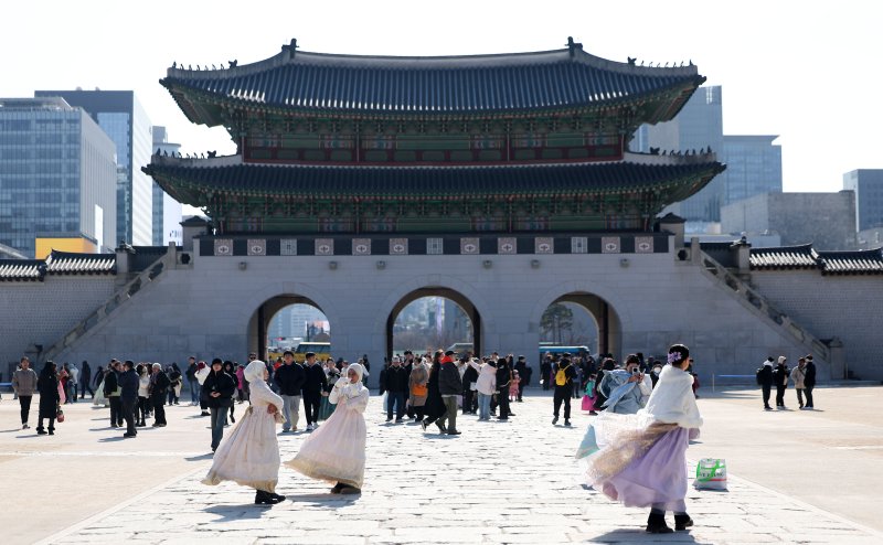 [서울=뉴시스] 김선웅 기자 = 서울 낮 최고기온이 2도를 기록하며 영상 기온을 회복한 1일 서울 종로구 경복궁에서 관광객들이 경내를 관람하고 있다. 2026.02.01. mangusta@newsis.com