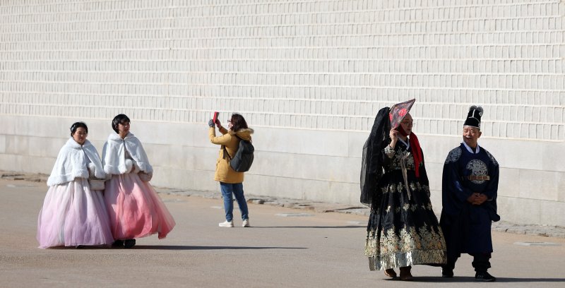 [서울=뉴시스] 김선웅 기자 = 서울 낮 최고기온이 2도를 기록하며 영상 기온을 회복한 1일 서울 종로구 경복궁에서 관광객들이 길을 걷고 있다. 2026.02.01. mangusta@newsis.com