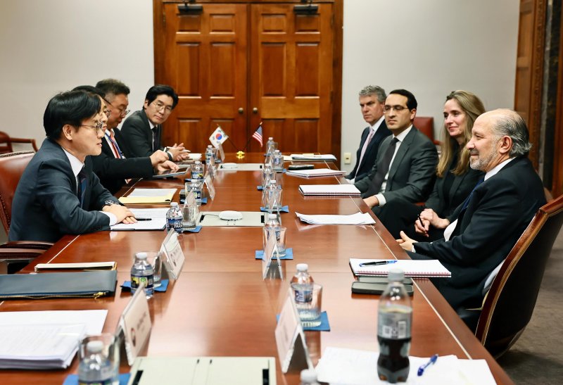 김정관 산업통상부 장관(왼쪽 첫번째)이 지난달 29일(현지시간) 미국 워싱턴DC 상무부 회의실에서 하워드 러트닉 미국 상무부 장관(오른쪽 첫번째)과 관세 등 통상현안을 논의하고 있다. 이후 31일 귀국한 김 장관은 한미 관세 관련 협의와 관련, "상호 간 이해가 굉장히 깊어졌다"고 말했다. 뉴시스