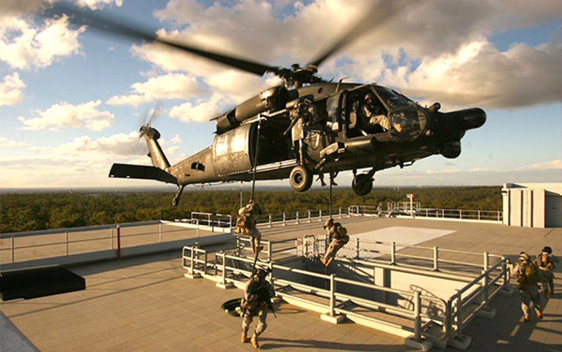 델타포스 요원들이 훈련 상황에서 MH-60 블랙호크를 이용해 주간 작전 지역으로 투입되고 있다. 미 육군 최정예 부대인 델타포스는 주로 제75레인저연대, 그린베레 등 특수부대 출신들이 지원하지만 최종 선발률은 4~8%에 불과할 만큼 가혹한 선발 과정을 거친다. 미 국방부 영상정보배포시스템(DVIDS)