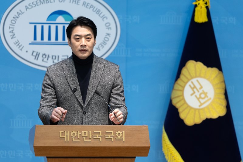 한준호 더불어민주당 의원이 1일 서울 여의도 국회 소통관에서 조국혁신당과의 합당 제안을 멈춰달라는 기자회견을 하고 있다. 2026.2.1/뉴스1 ⓒ News1 이승배 기자