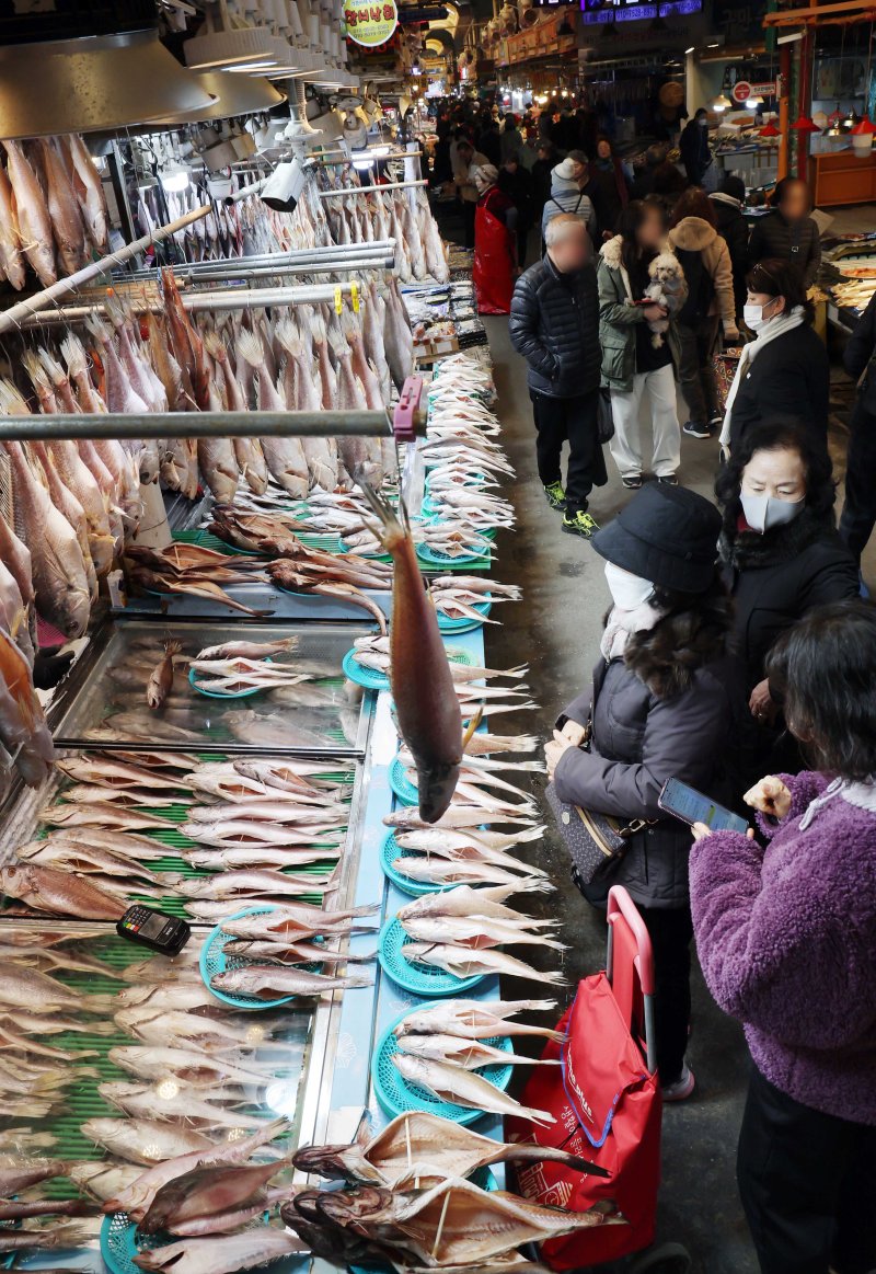 [부산=뉴시스] 하경민 기자 = 설 연휴를 2주일 정도 앞둔 1일 부산 부산진구 부전시장을 찾은 시민들이 제수용 생선 등을 구입하고 있다. 2026.02.01. yulnetphoto@newsis.com