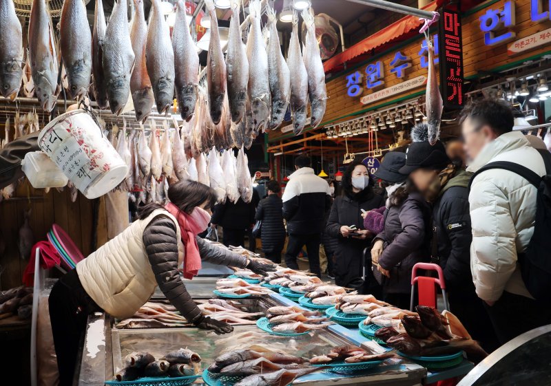 [부산=뉴시스] 하경민 기자 = 설 연휴를 2주일 정도 앞둔 1일 부산 부산진구 부전시장을 찾은 시민들이 제수용 생선 등을 구입하고 있다. 2026.02.01. yulnetphoto@newsis.com