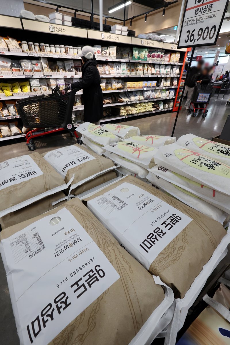 [서울=뉴시스] 조성우 기자 = 쌀값이 석 달 만에 최고치를 기록한 1일 오후 서울 시내의 한 대형마트에 쌀이 진열돼 있다.한국농수산식품유통공사에 따르면 쌀 20kg 평균 소매가격은 지난달 30일 6만5302원을 기록했다. 이는 지난해 같은 기간보다 22.8% 높은 수준이다. 2026.02.01. xconfind@newsis.com