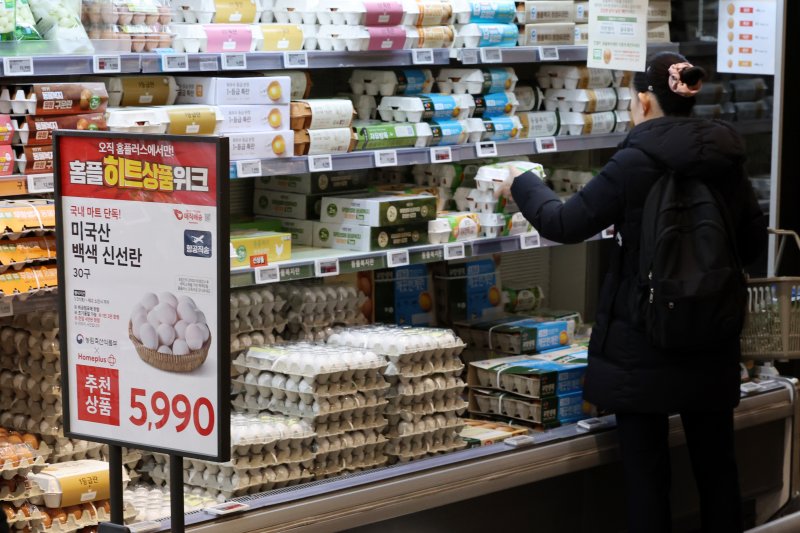 [서울=뉴시스] 조성우 기자 = 정부가 고병원성 조류인플루엔자(AI) 확산 등으로 향후 국내 수급 악화 가능성에 대비해 미국산 신선란 수입을 추진한 가운데 1일 오후 서울 강서구 홈플러스 강서점에서 미국산 달걀이 판매되고 있다. 2026.02.01. xconfind@newsis.com