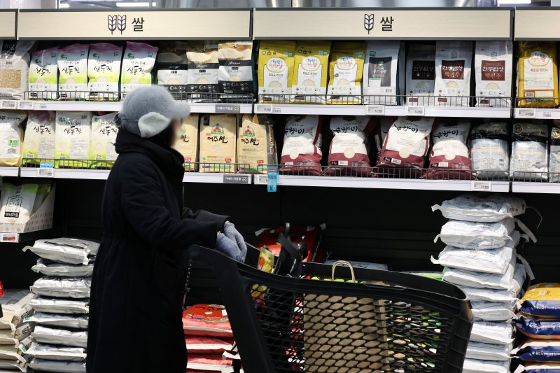 [서울=뉴시스] 조성우 기자 = 쌀값이 석 달 만에 최고치를 기록한 1일 오후 서울 시내의 한 대형마트에 쌀이 진열돼 있다.한국농수산식품유통공사에 따르면 쌀 20kg 평균 소매가격은 지난달 30일 6만5302원을 기록했다. 이는 지난해 같은 기간보다 22.8% 높은 수준이다. 2026.02.01. xconfind@newsis.com
