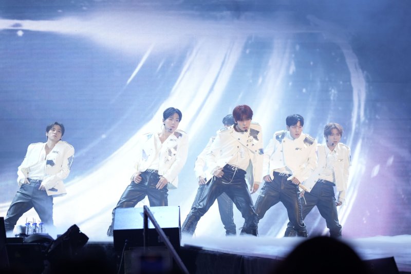 아이엠, 무대 위 삭발의 미학…몬스타엑스, '생의 공동체'가 되다