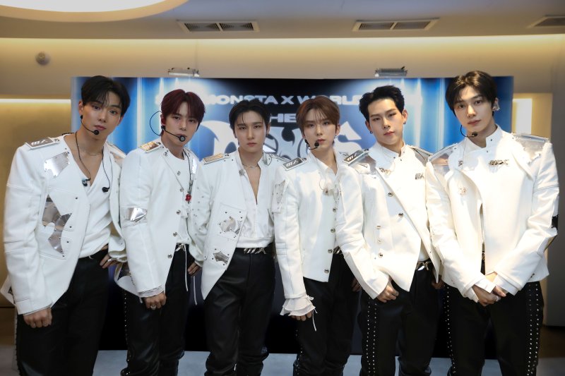 아이엠, 무대 위 삭발의 미학…몬스타엑스, '생의 공동체'가 되다