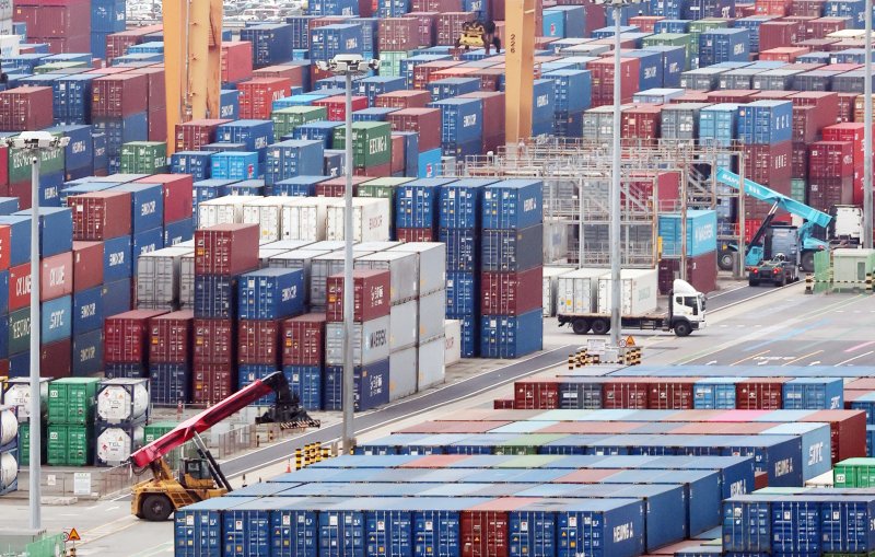 경기 평택시 포승읍 평택항에 수출용 컨테이너가 쌓여있는 모습.ⓒ News1 김영운 기자