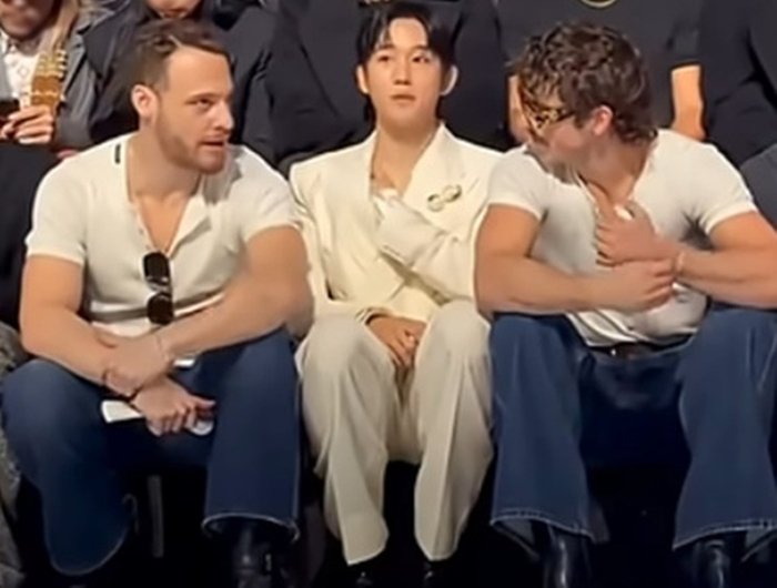 지난달 17일 이탈리아 밀라노에서 열린 돌체앤가바나 패션쇼 현장에서 두 남성이 배우 정해인을 사이에 두고 대화를 나누고 있다. 정해인은 경직된 표정으로 정면을 응시하고 있다. /사진=뉴시스