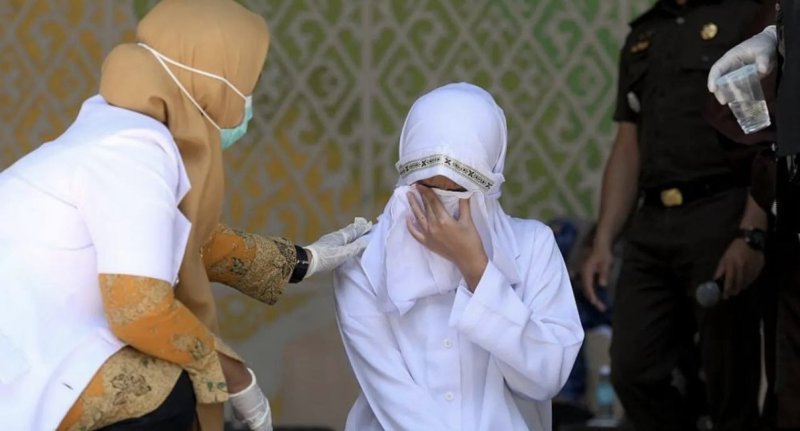 [뉴시스] 인도네시아 아체 특별자치주에서 혼외 성관계와 음주를 한 혐의로 한 남성과 여성이 각각 140대의 태형을 당했다. (사진=엑스 캡처) *재판매 및 DB 금지