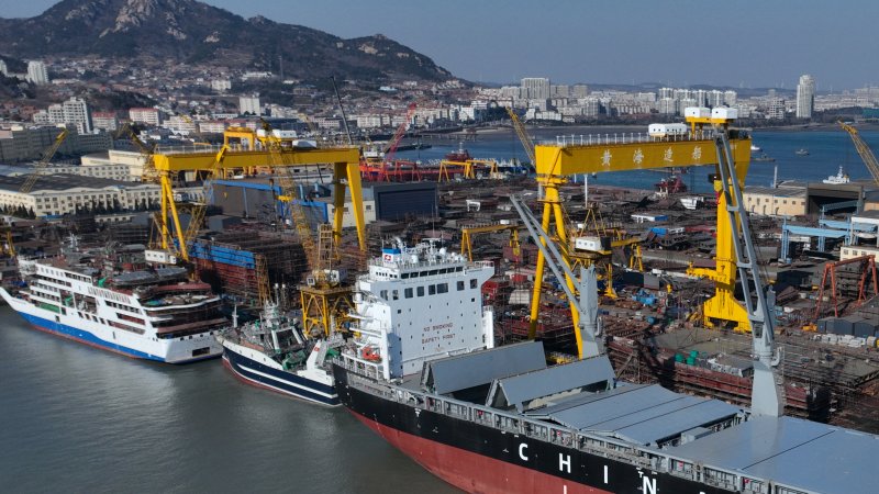 지난해 5월 22일 중국 동부 산둥성 룽청시 조선소에서 선박들이 건조되고 있다.신화뉴시스