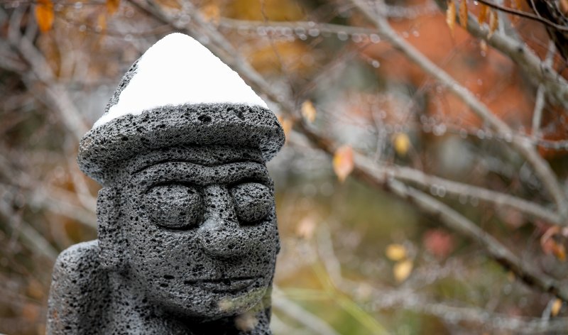 [제주=뉴시스] 제주 한라산 산간도로에 서 있는 돌하르방 머리 위로 하얀 눈이 쌓여 있다. (사진=뉴시스DB)