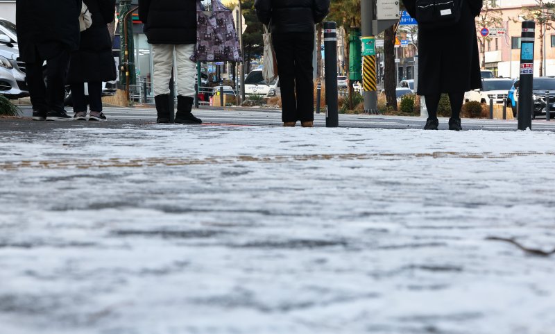 [서울=뉴시스] 황준선 기자 = 19일 오전 서울 중구 거리에서 시민들이 눈 쌓인 보행로를 지나고 있다. 기상청은 이번주 시베리아에서 밀려온 찬 공기가 한반도를 덮쳐 내륙 지역을 중심으로 영하 10도 안팎의 강추위를 예보했다. 2026.01.19. hwang@newsis.com