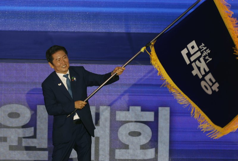 정청래 더불어민주당 당대표가 지난해 8월 2일 경기 고양시 킨텍스에서 열린 제2차 임시전국당원대회에서 당대표에 선출되며 당기를 흔들고 있다. (공동취재) 2025.8.2/뉴스1 ⓒ News1 유승관 기자