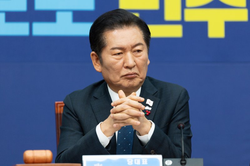 정청래 더불어민주당 대표가 지난해 12월 5일 서울 여의도 국회에서 열린 최고위원회의에서 생각에 잠겨있다. 2025.12.5/뉴스1 ⓒ News1 이승배 기자