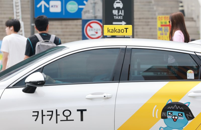 공정거래위원회가 자사 택시 배차 플랫폼을 이용하지 않고 승객을 태운 경우에도 수수료 20%를 떼 간 카카오 택시 가맹본부에 시정명령과 함께 과징금 38억 8천2백만 원의 제재를 내렸다고 28일 밝혔다. 공정위는 명확하지 않은 계약으로 기사들이 수수료 구조를 제대로 이해하지 못했으며, 사용하지 않은 서비스에 요금을 부과한 것은 부당하다고 판단했다. 사진은 이날 서울 중구 서울역 택시 승강장에 정차한 카카오 택시. 2025.5.28/뉴스1 ⓒ News1 김진환 기자