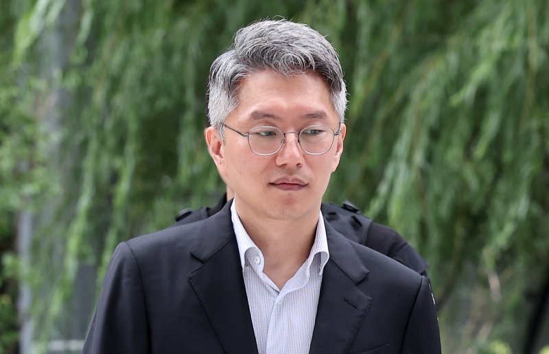 류긍선 카카오모빌리티 대표가 21일 서울 종로구 윤석열 전 대통령의 부인 김건희 여사 관련 의혹을 수사하는 민중기 특별검사팀 사무실에 조사를 받기 위해 출석하고 있다. 2025.7.21/뉴스1 ⓒ News1 김성진 기자