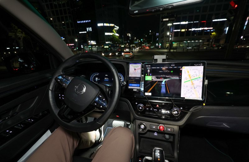 25일 밤 서울 강남구 학여울역 인근 도로에서 강남 심야 자율주행택시가 시험운행을 하고 있다. 서울시는 26일 밤 11시부터 강남일대에서 심야 자율주행택시를 정식 운행한다고 밝혔다. 사진은 시험주행하는 택시 내부로 안전상 자율주행 오퍼레이터가 탑승했다. (공동취재)2024.9.25/뉴스1 ⓒ News1 박세연 기자