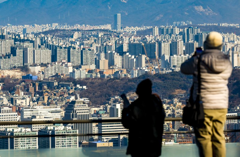 [서울=뉴시스] 정병혁 기자 = 29일 서울 중구 남산에서 서울시내 아파트가 보이고 있다.전세물건은 감소하는데 수요는 꾸준히 유입되면서 서울 아파트 전셋값은 30개월 연속 상승세를 보이고 있다. 1월 서울 아파트 전세가격은 0.47% 오르며 상승세를 이어가고 있다. 지역별로는 광진구(0.88%)와 강동구(0.84%), 성북구(0.83%), 송파구(0.70%), 강남구(0.61%) 등의 상승폭이 두드러졌다. 2026.01.29. jhope@newsis.com