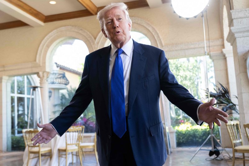 미국의 도널드 트럼프 대통령이 1일(현지시간) 미국 플로리다주 팜비치의 마러라고 리조트에서 기자들과 대화하고 있다.AFP연합뉴스