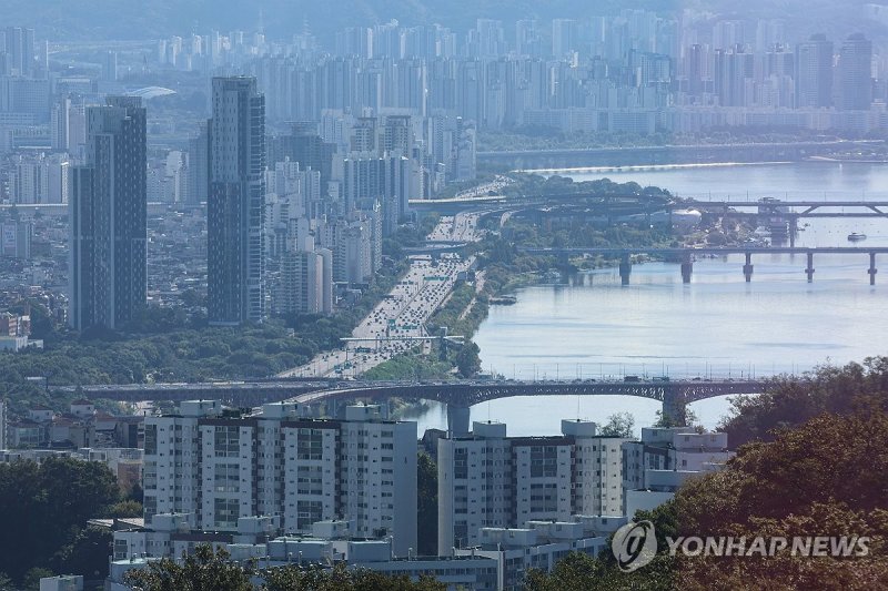 서울 남산에서 바라본 한강과 아파트 단지들 (출처=연합뉴스)