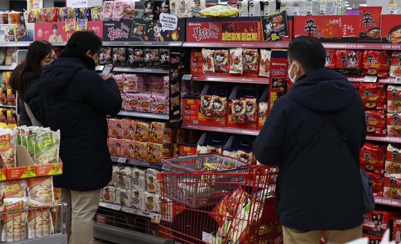 서울의 한 대형마트에서 외국인 관광객들이 라면을 구입하고 있다. /뉴스1 ⓒ News1