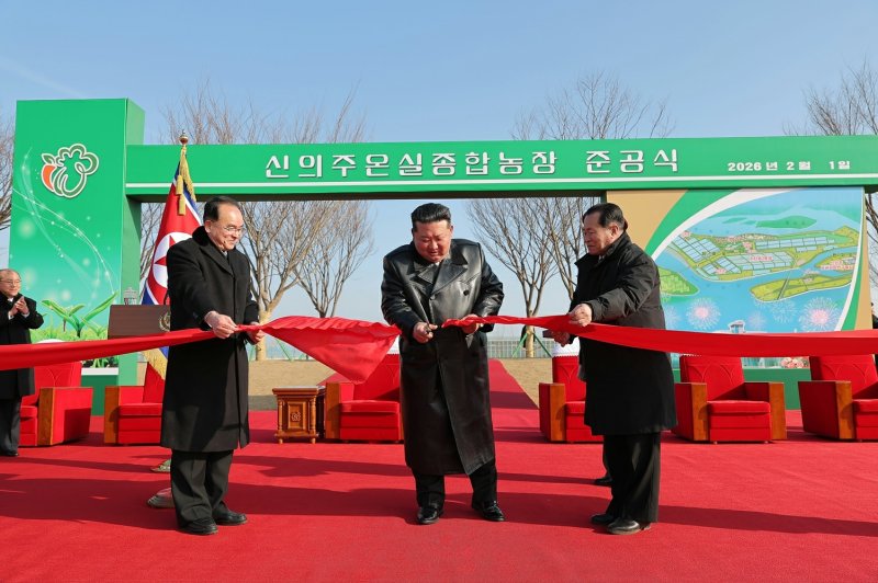 (평양 노동신문=뉴스1) = 북한 노동당 기관지 노동신문은 2일 김 총비서가 전날 열린 신의주온실종합농장 준공식에 참석했다고 보도했다. 신문은 해당 농장을 "김정은시대의 위대한 변천사를 증견하는 또 하나의 긍지높은 기념비적 창조물이며 우리의 청년 건설자들이 조선노동당 제9차 대회에 드리는 자랑찬 충성의 선물＂이라고 평가했다. [국내에서만 사용가능. 재배포 금지. DB 금지. For Use Only in the Republic of Korea. Redistribution Prohibited] rodongphoto@news1.kr