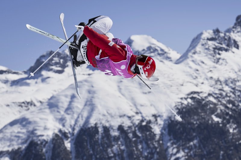 [생모리츠=AP/뉴시스] 정대윤이 19일(현지 시간) 스위스 생모리츠 엥가딘에서 열린 2025 국제스키연맹(FIS) 프리스타일 스키 세계선수권 남자 모굴 결선 경기를 펼치고 있다. 정대윤은 81.76점으로 동메달을 따내며 이 종목에서 한국 선수 최초로 입상했다. 2025.03.20.