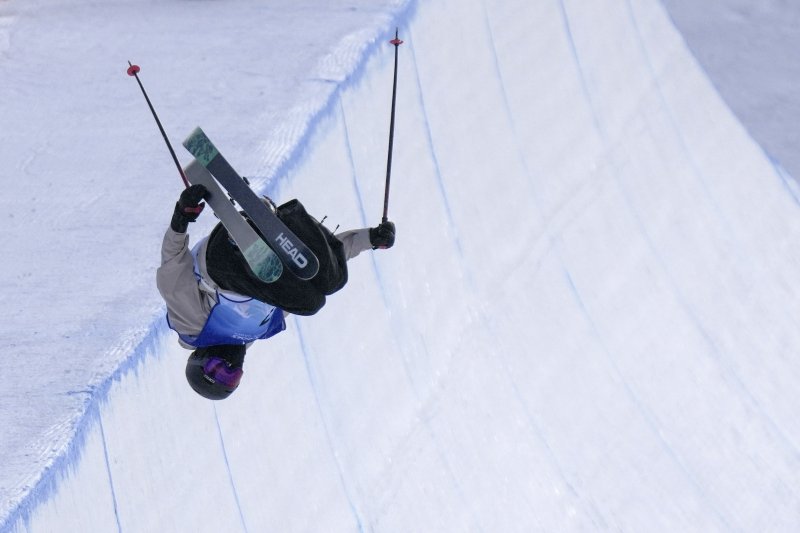 [하얼빈=AP/뉴시스] 한국 문희성이 8일 중국 하얼빈 야부리 스키리조트에서 열린 2025 하얼빈 동계아시안게임 남자 프리스키 하프파이프에서 경기를 펼치고 있다. 문희성은 2025 하얼빈 동계 아시안게임 남자 프리스타일 스키 하프파이프 결선에서 88.50점을 획득해 동메달을 목에 걸었다. 2025.02.08.