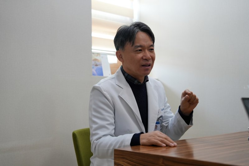 [서울=뉴시스] 최성일 강동경희대병원 소화기외과 교수가 28일 뉴시스와 인터뷰하고 있다. (사진= 강동경희대병원 제공)